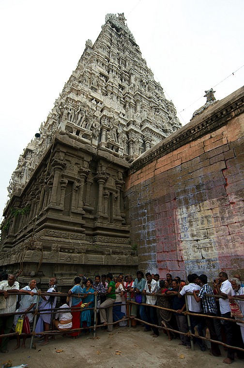 Kolejka do świątyni (Karthigai Deepam 2011)